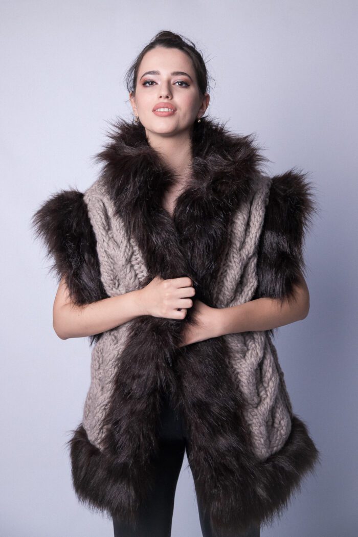 Vestoniallis Hand knitted vest with synthetic fur