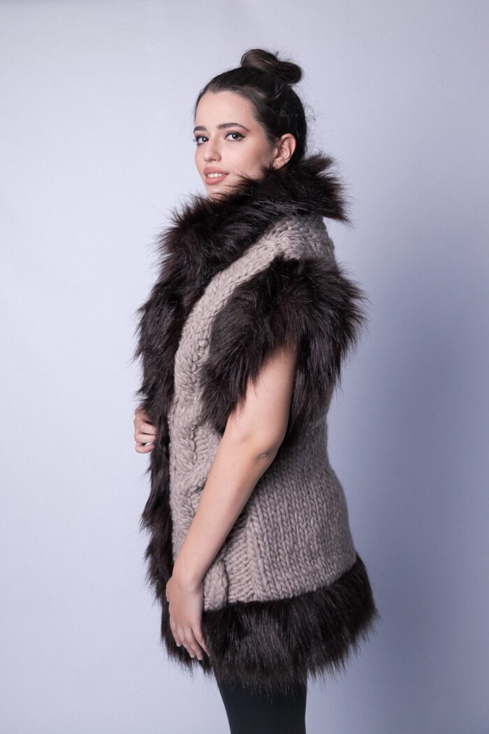 Vestoniallis Hand knitted vest with synthetic fur