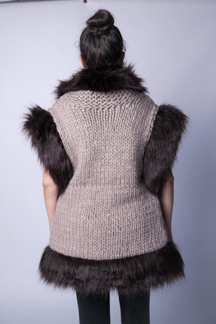 Vestoniallis Hand knitted vest with synthetic fur